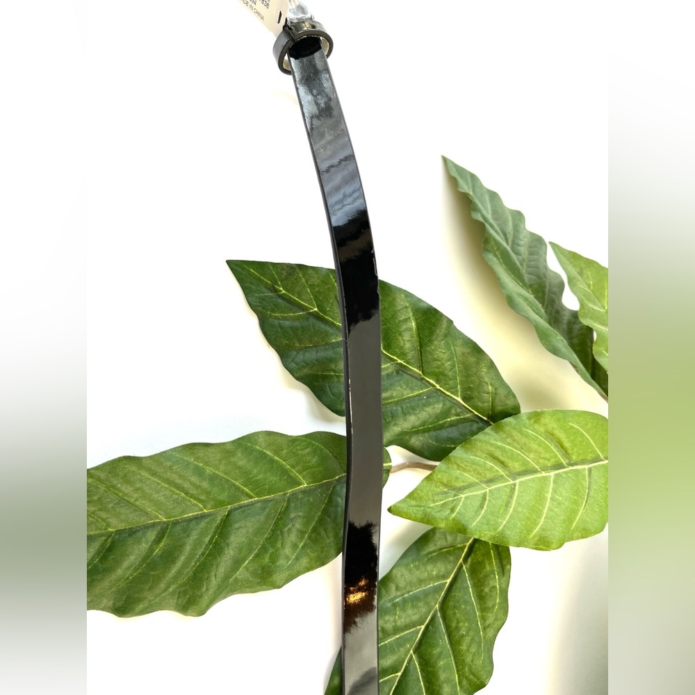 WHBM BLACK PATENT LEATHER FLOWER SKINNY BELT - Picture 8 of 8